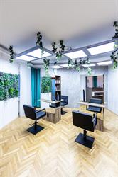 Salon Estetiq by Robert Bucur, Braşov