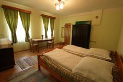 Casa Tri Feresti, Curciu