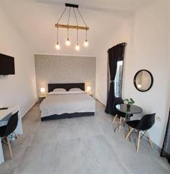 Kevin & Jessica Rooms, Giarmata