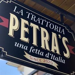 Petra's, Moineşti