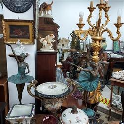 ANTIQUE Cufărul Cu Vechituri, Bucureşti