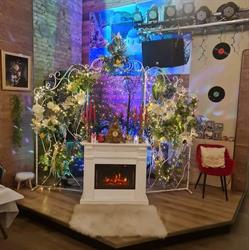Eleni's Greek Taverna, Ovidiu