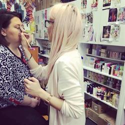 Alexandra Tasi Makeup Studio, Dej