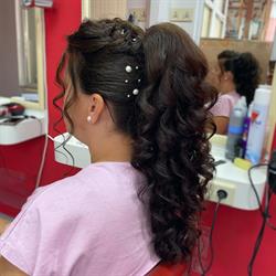 Salon Bella, Dej