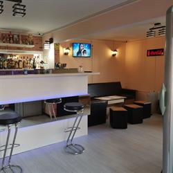 Caffe Bar M9, Uricani