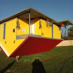 Casa Răsturnată, Bumbeşti-Piţic