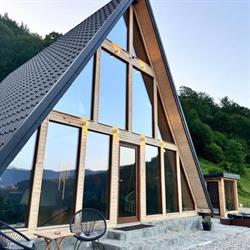 Atipic Chalet, Holda